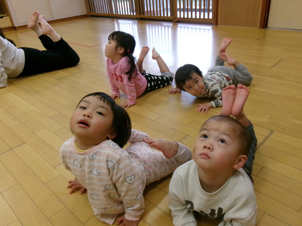 リズムをする子ども (2)