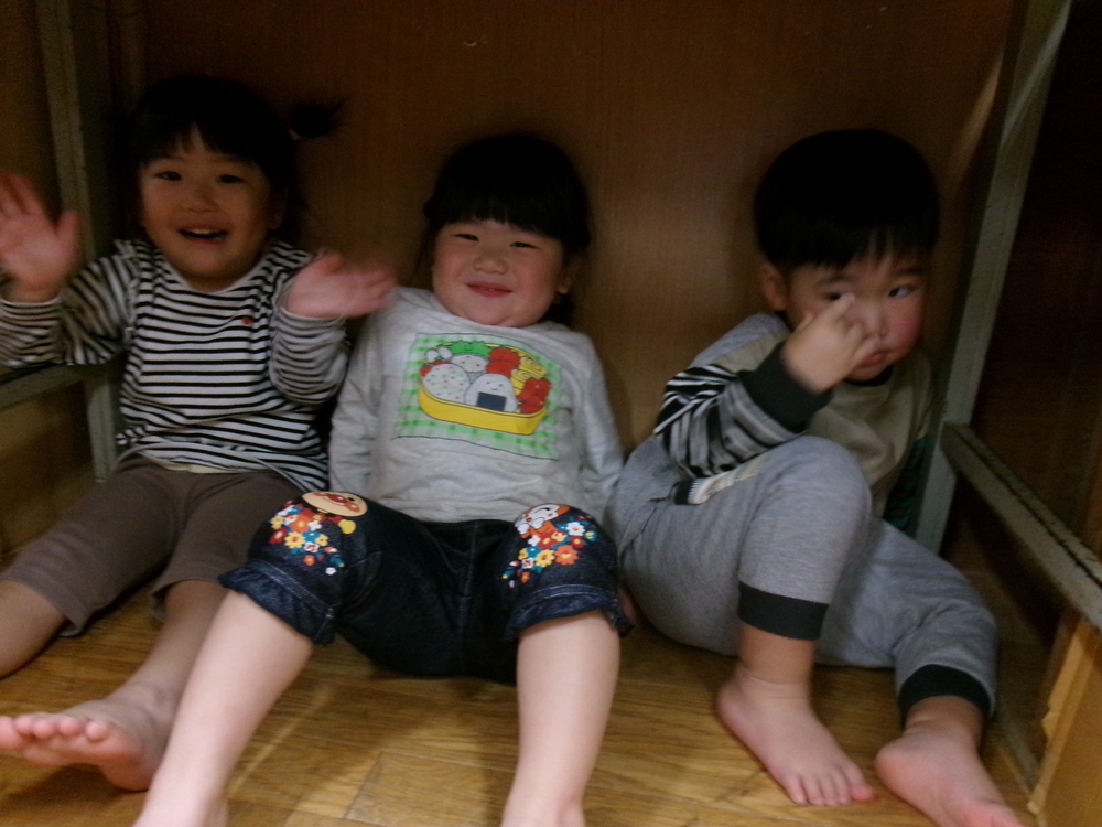 コーナー遊びをする子ども