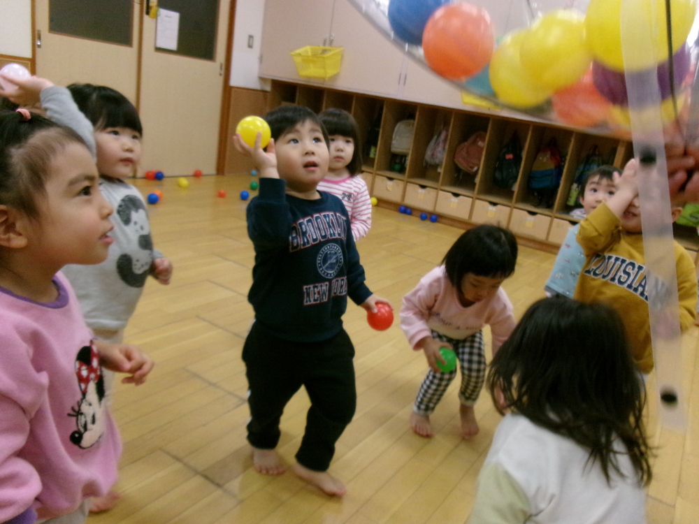 玉入れをする子ども (2)