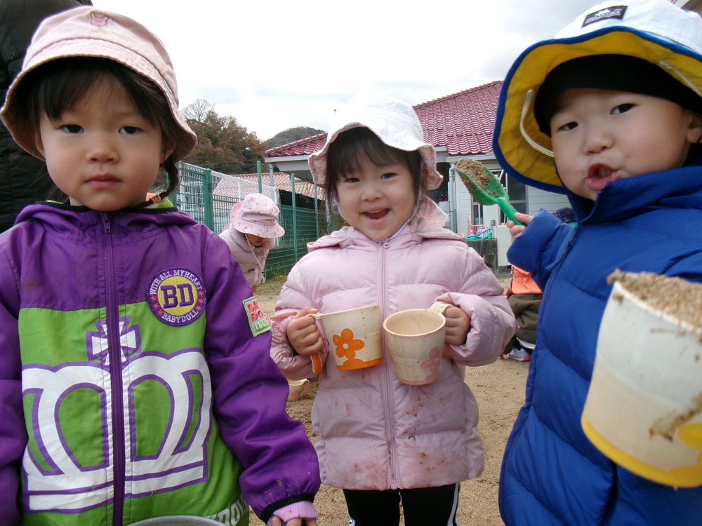 お外で遊ぶ子ども