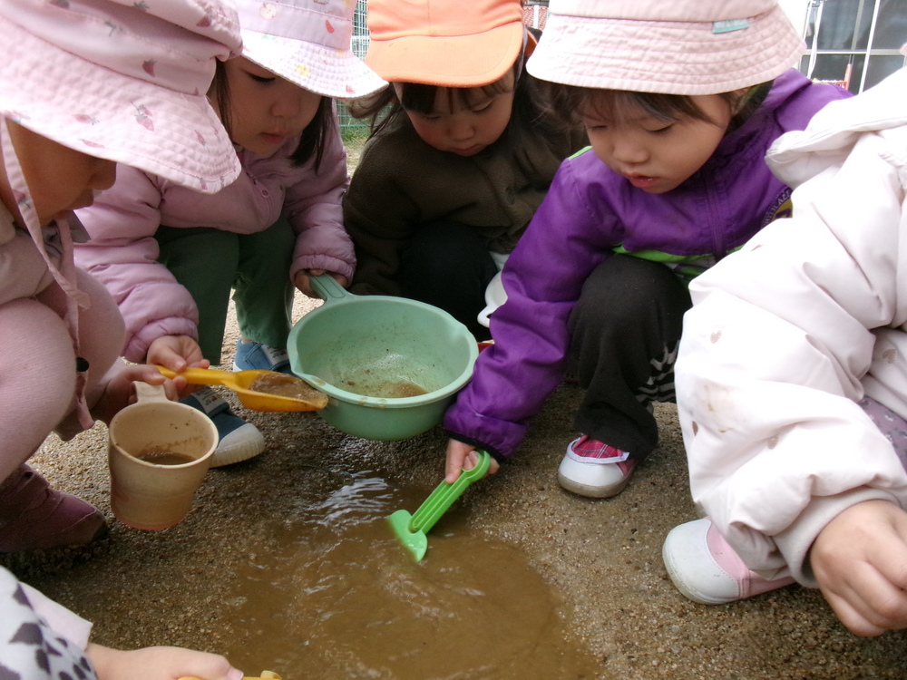 お外で遊ぶ子ども (3)