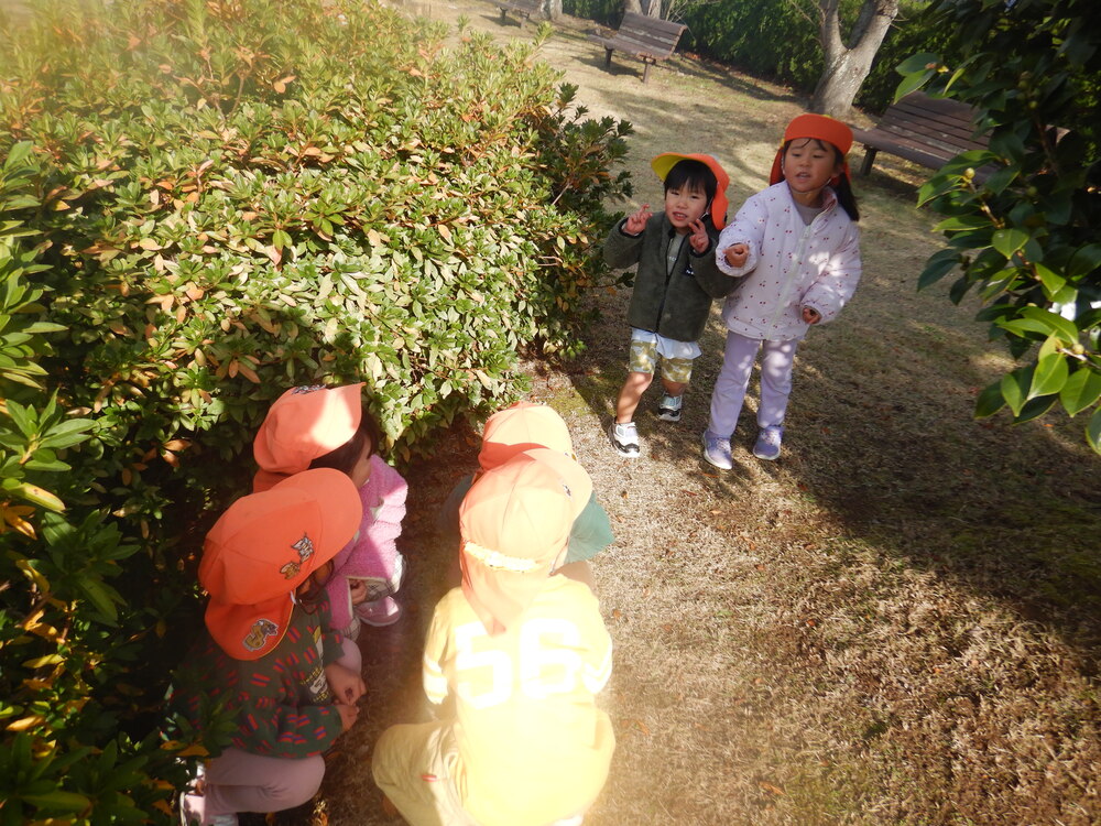 かくれんぼをする子どもたち