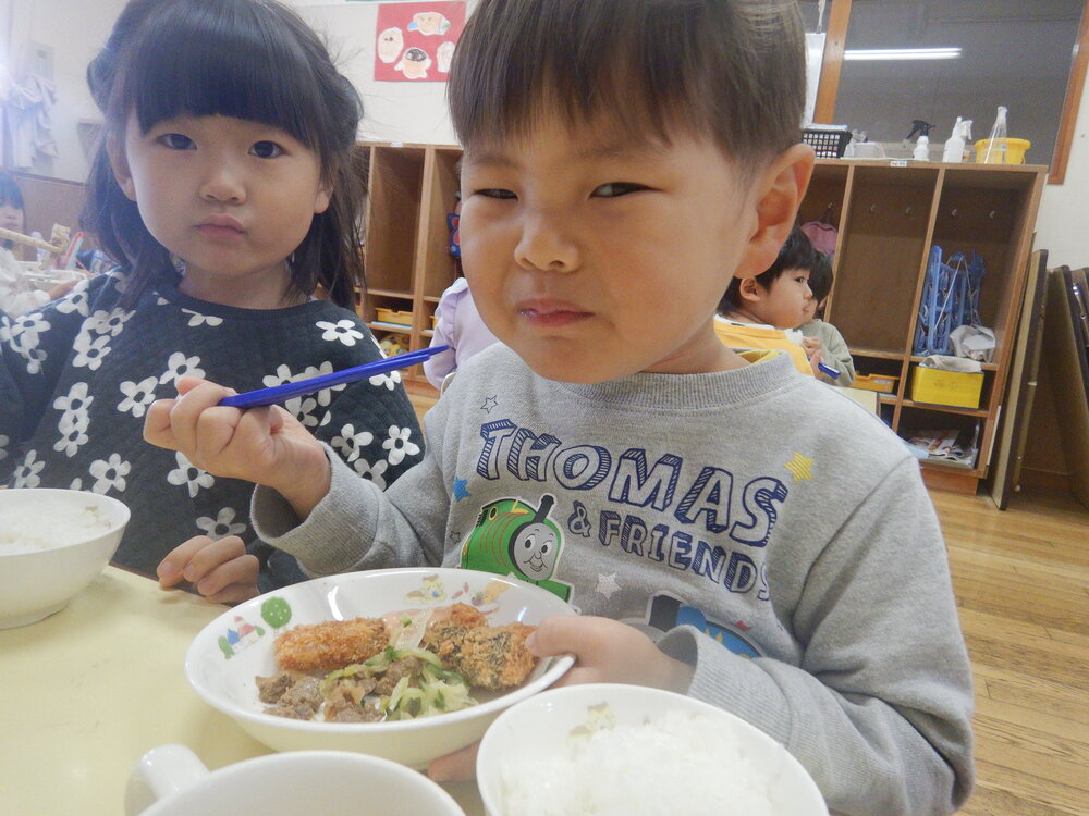 給食を食べる男の子