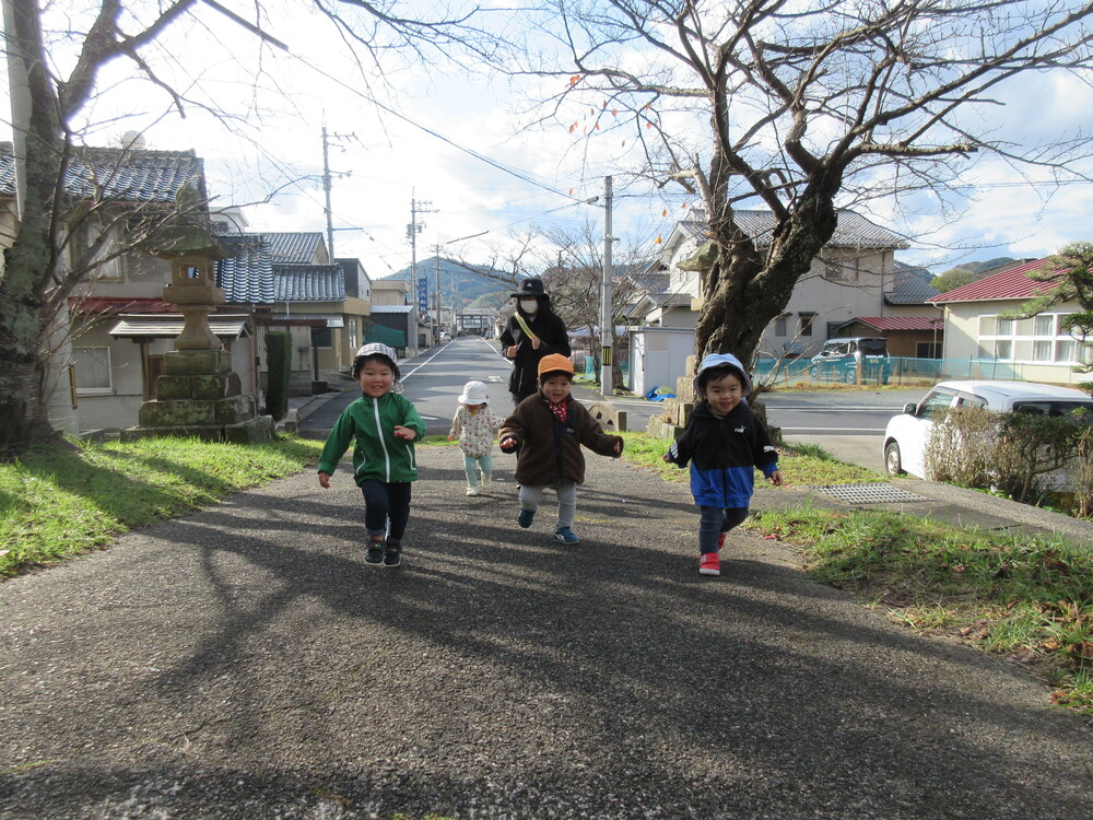 喜多の宮で遊んでいる様子 (1)