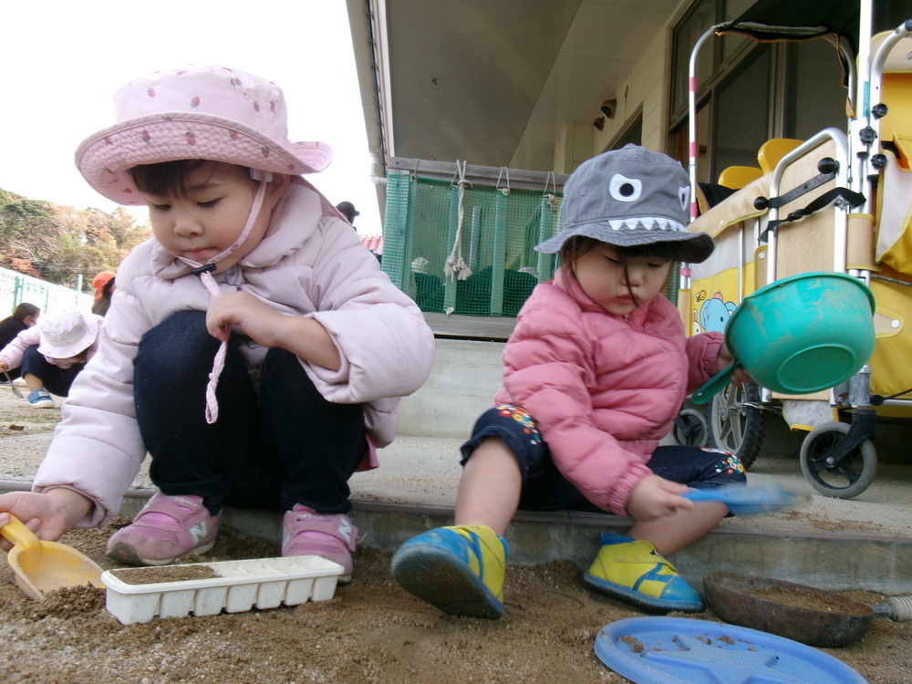 園庭で遊んでいる様子2
