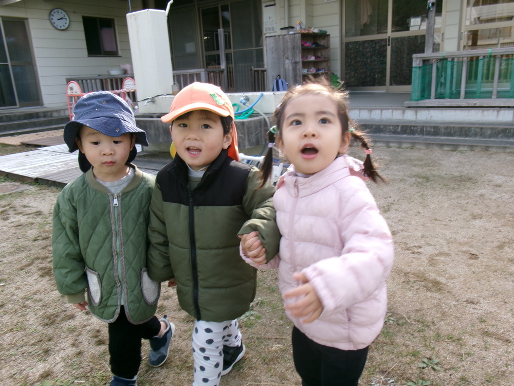園庭で遊んでいる