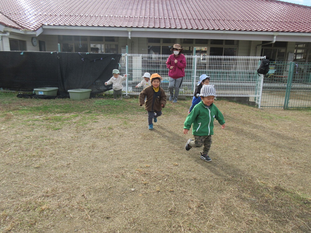 園庭で遊んでいる
