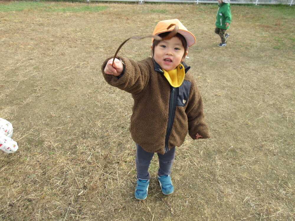 園庭で遊んでいる