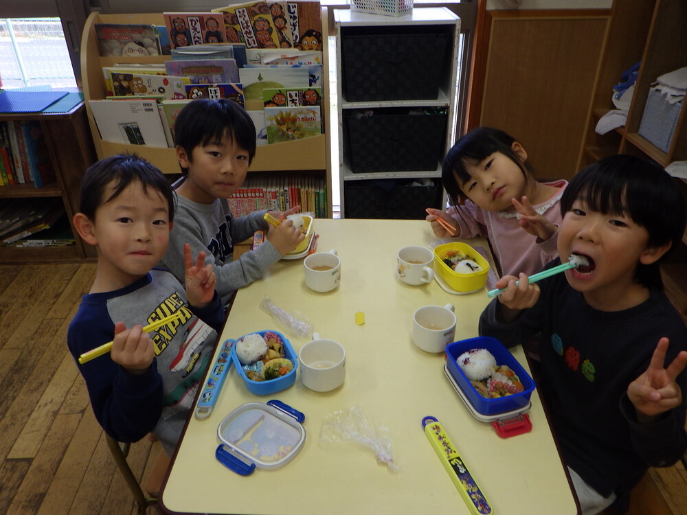 お弁当ごっこの様子