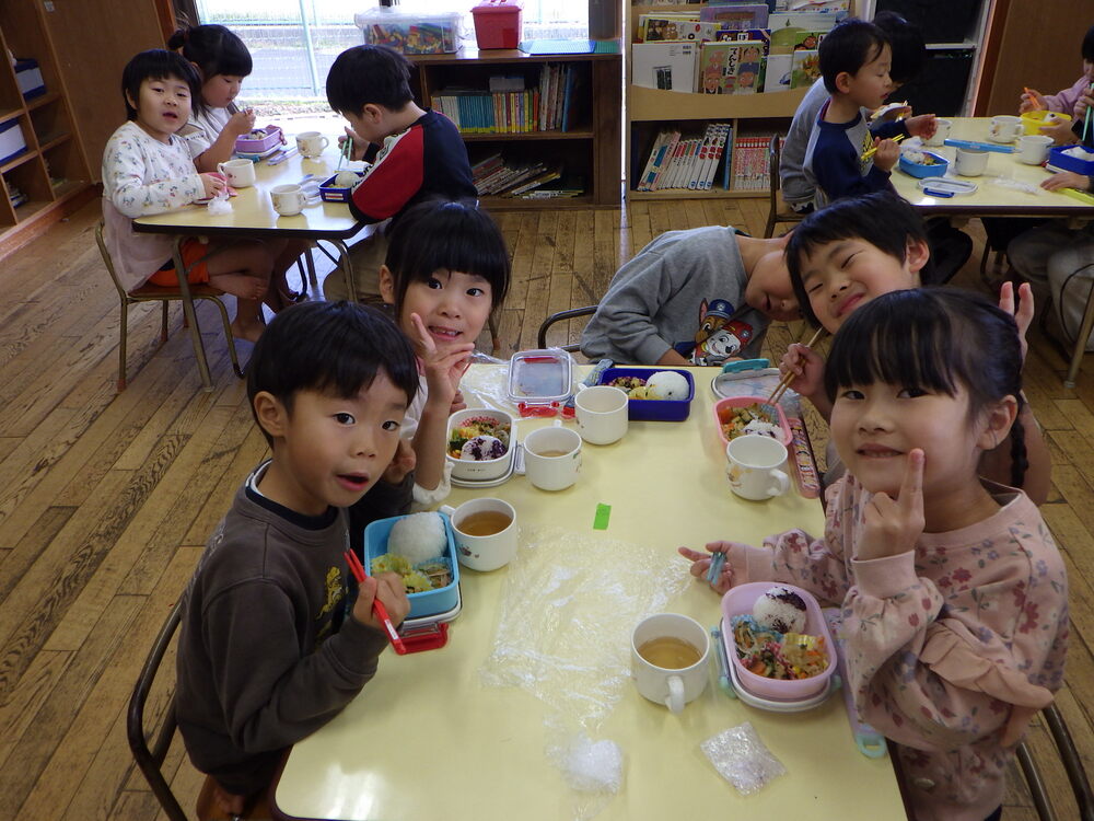 お弁当ごっこの様子