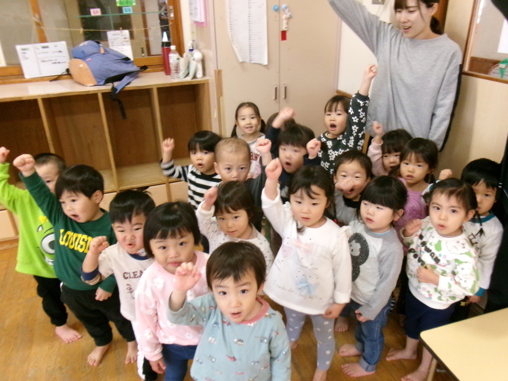 お弁当ごっこを楽しむ子ども (1)