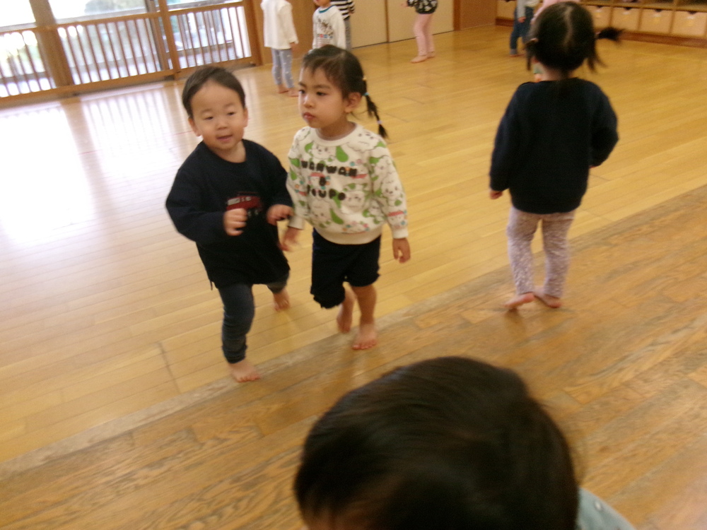 お弁当ごっこを楽しむ子ども (2)