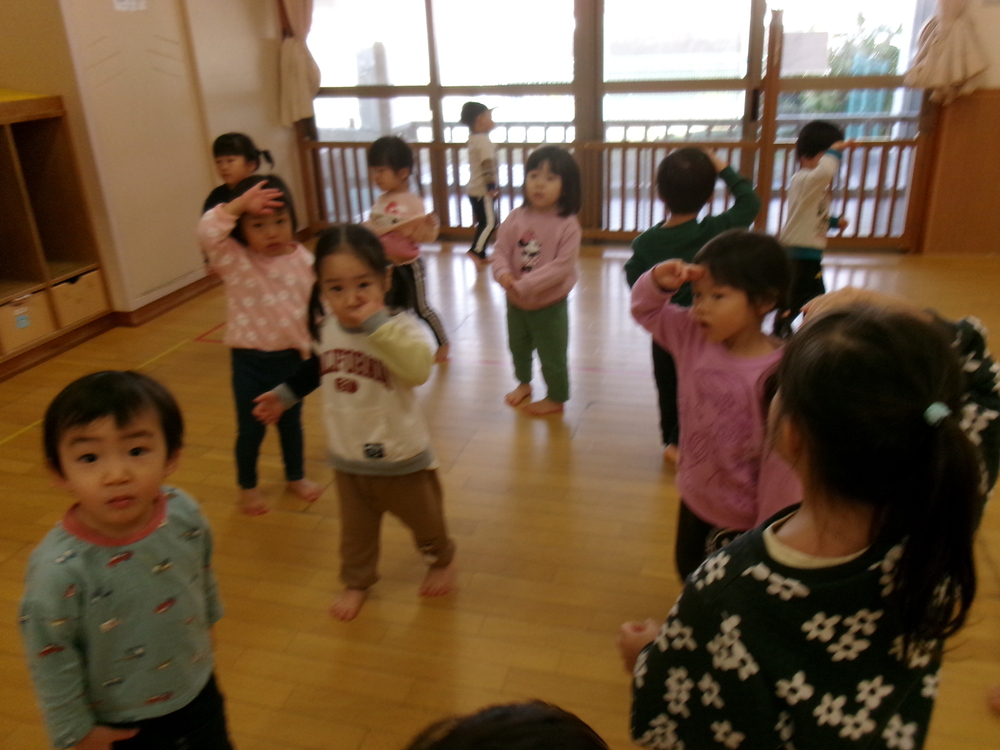 お弁当ごっこを楽しむ子ども (3)