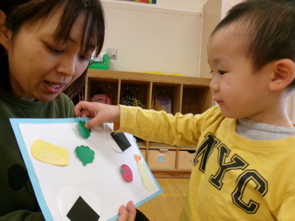 お弁当ごっこを楽しむ子ども (4)