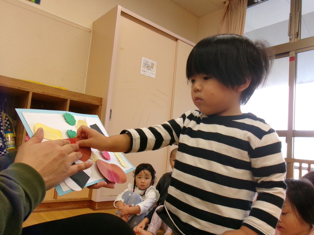 お弁当ごっこを楽しむ子ども (6)