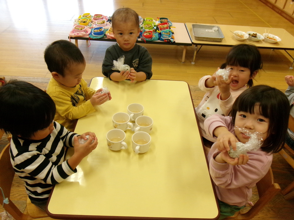お弁当ごっこを楽しむ子ども (7)