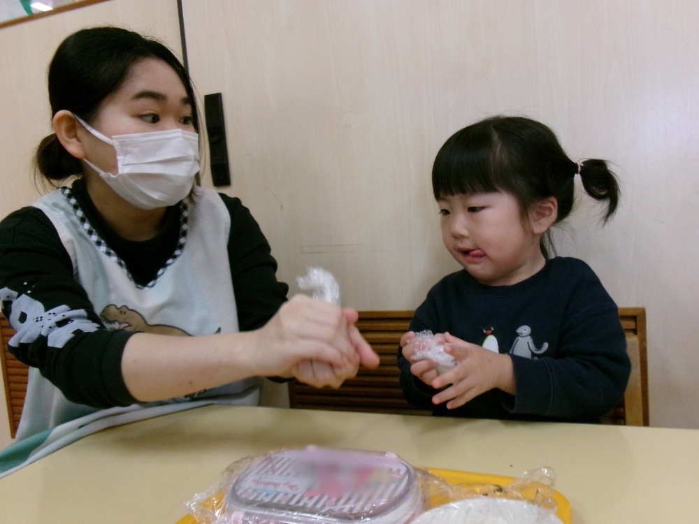 お弁当ごっこを楽しむ子ども１１