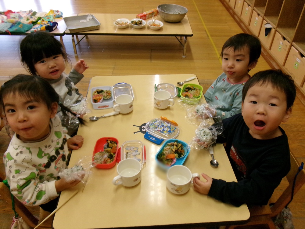 お弁当ごっこを楽しむ子ども (10)