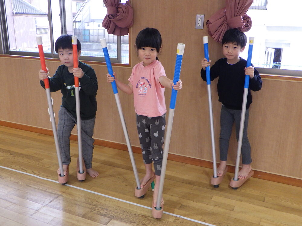 竹馬をしている