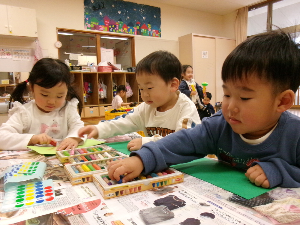 製作をする子ども４