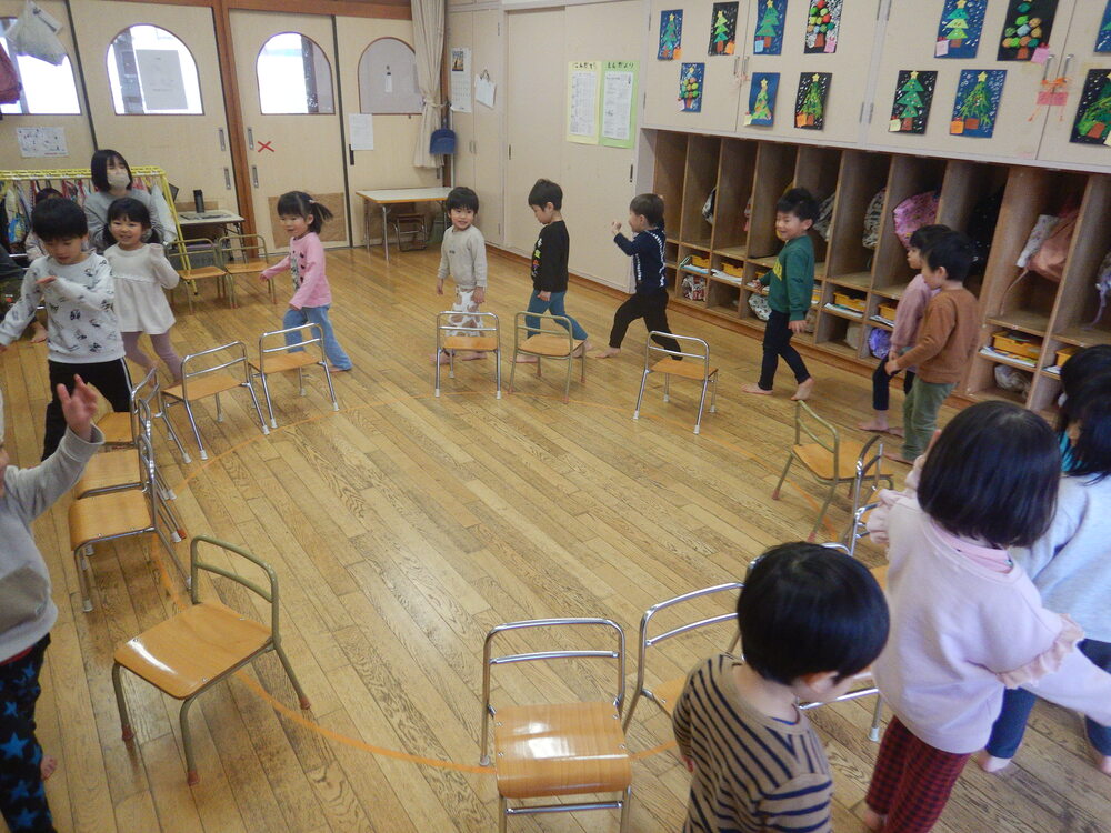 イス取りゲームをしている様子
