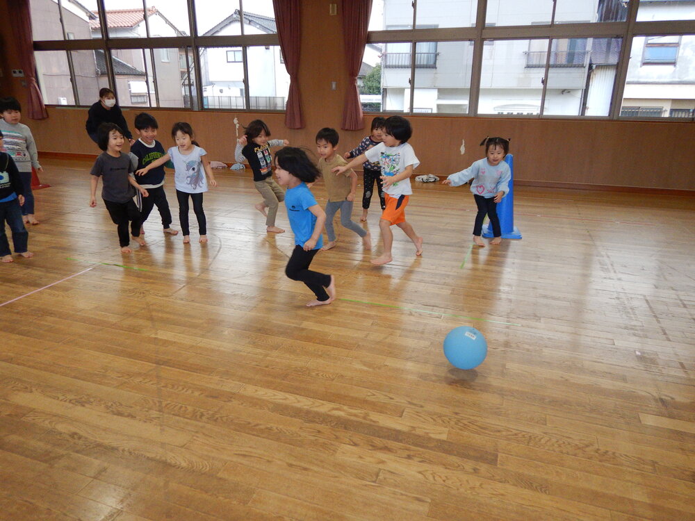 転がしドッジボールの様子 (1)