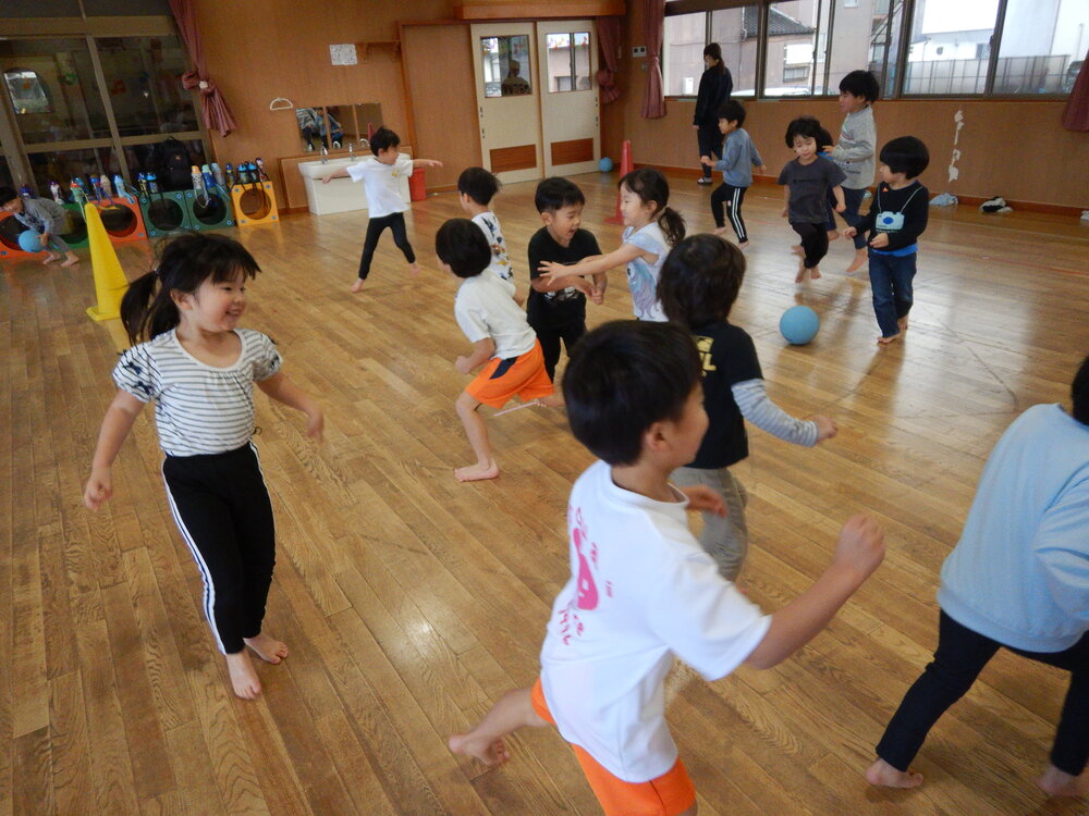 転がしドッジボールの様子 (2)