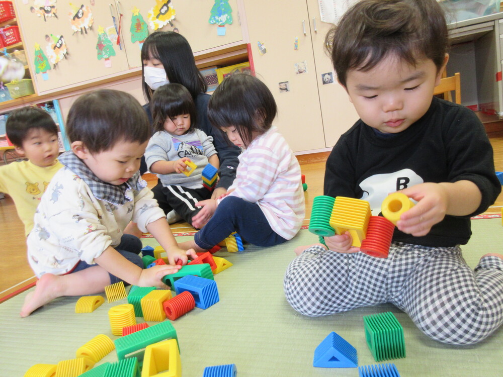 リブブロックで遊んでいる様子
