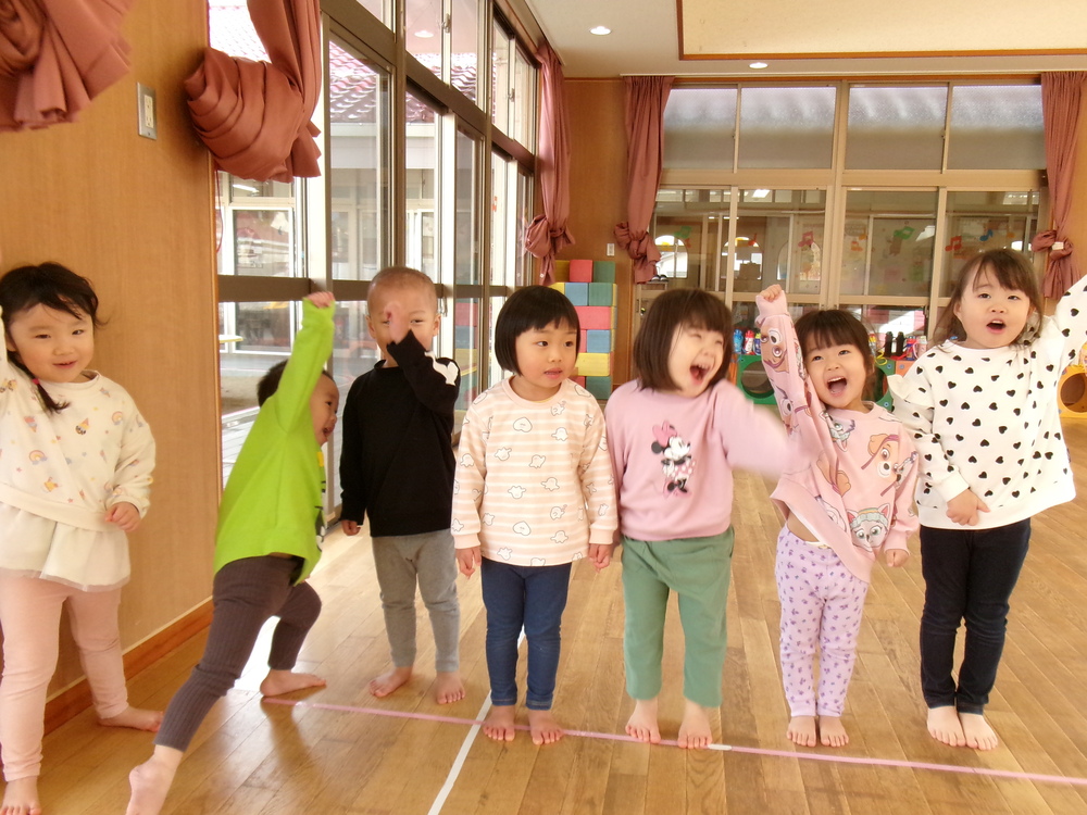 遊戯室で遊ぶ子ども (2)