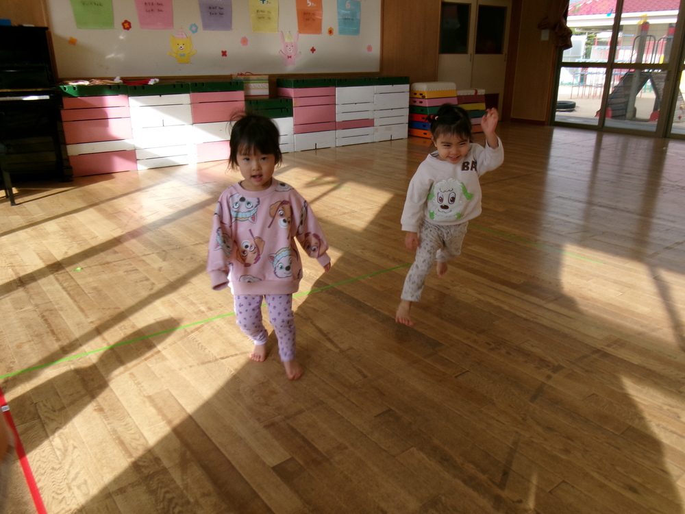 遊戯室で遊ぶ子ども (4)