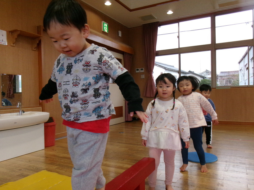 遊戯室で遊ぶ子ども (5)