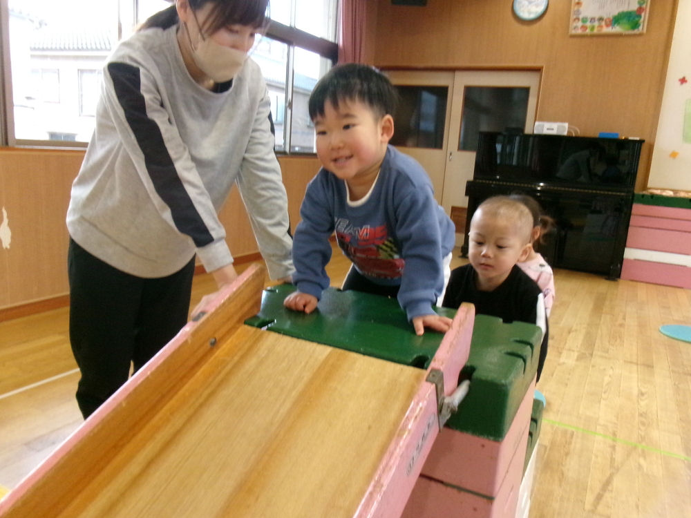 遊戯室で遊ぶ子ども (6)