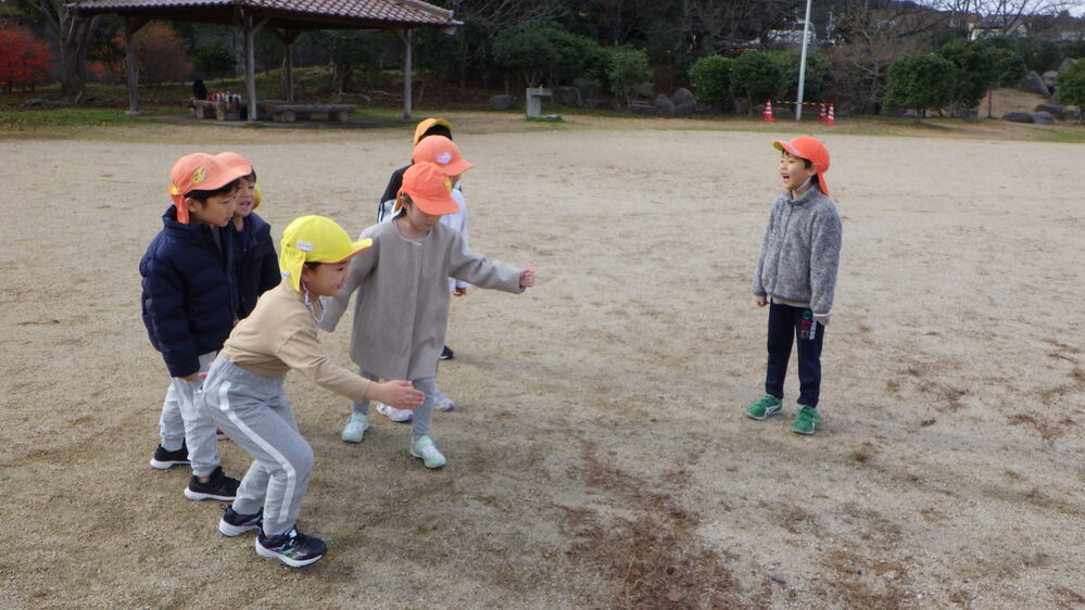 公園で遊ぶ様子