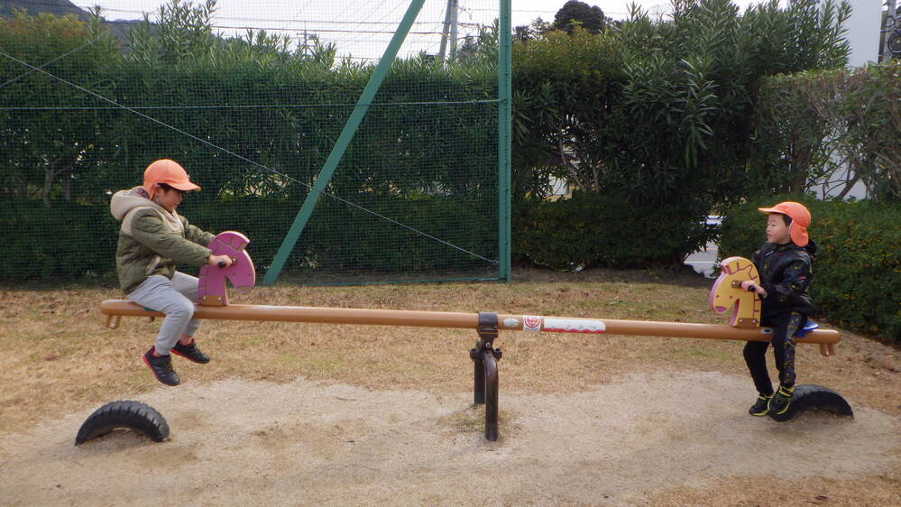 公園で遊ぶ様子