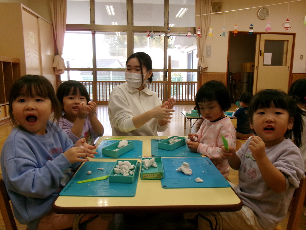 粘土で遊ぶ子ども