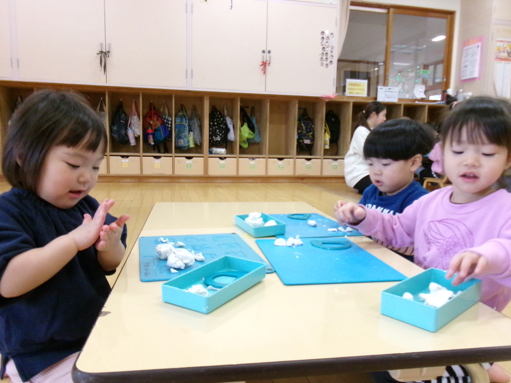 粘土で遊ぶ子ども (2)