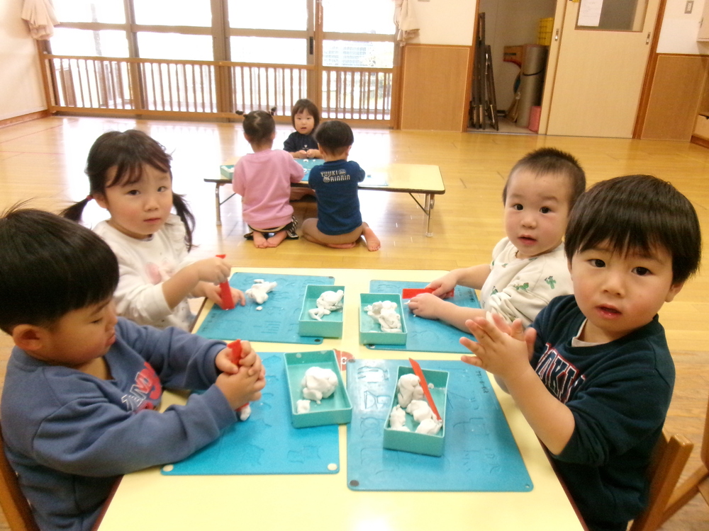 粘土で遊ぶ子ども (5)