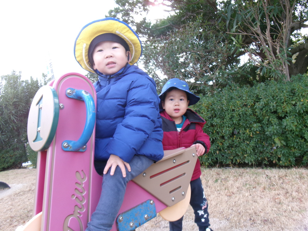 宮崎公園で遊ぶ子ども (2)