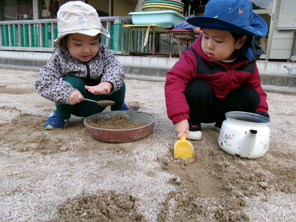 園庭で遊ぶ子ども (2)