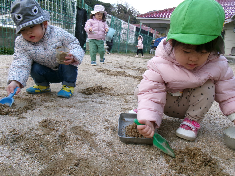 園庭で遊ぶ子ども (3)