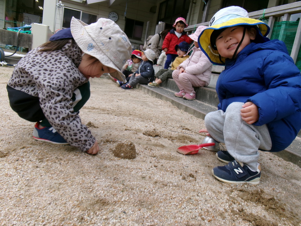 園庭で遊ぶ子ども (5)