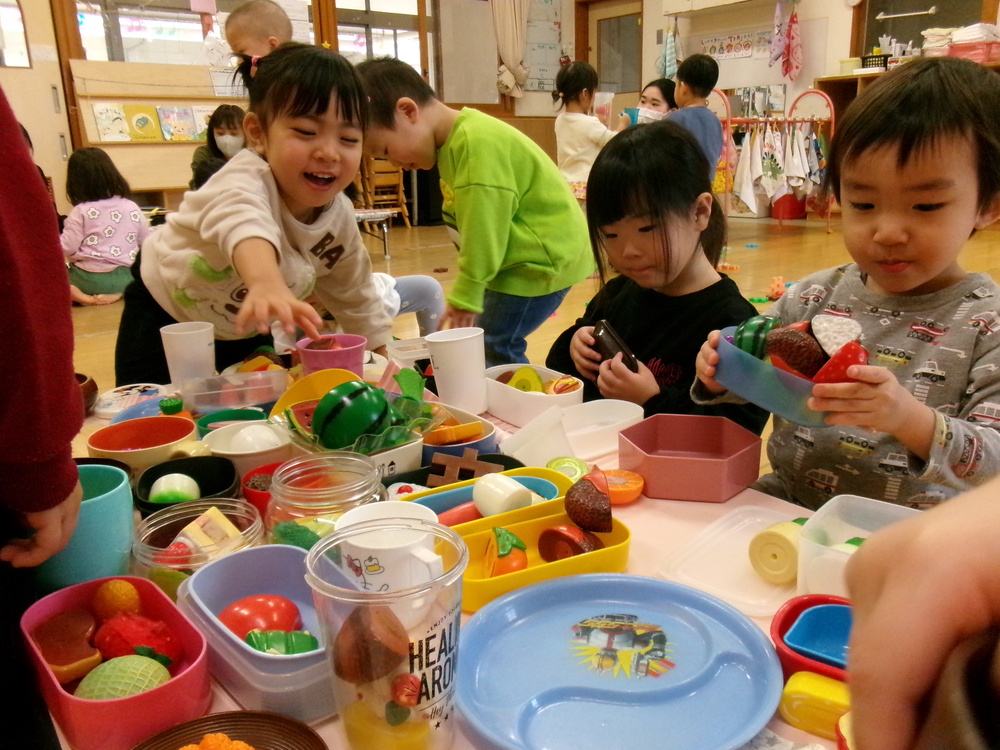おままごとで遊ぶ子ども