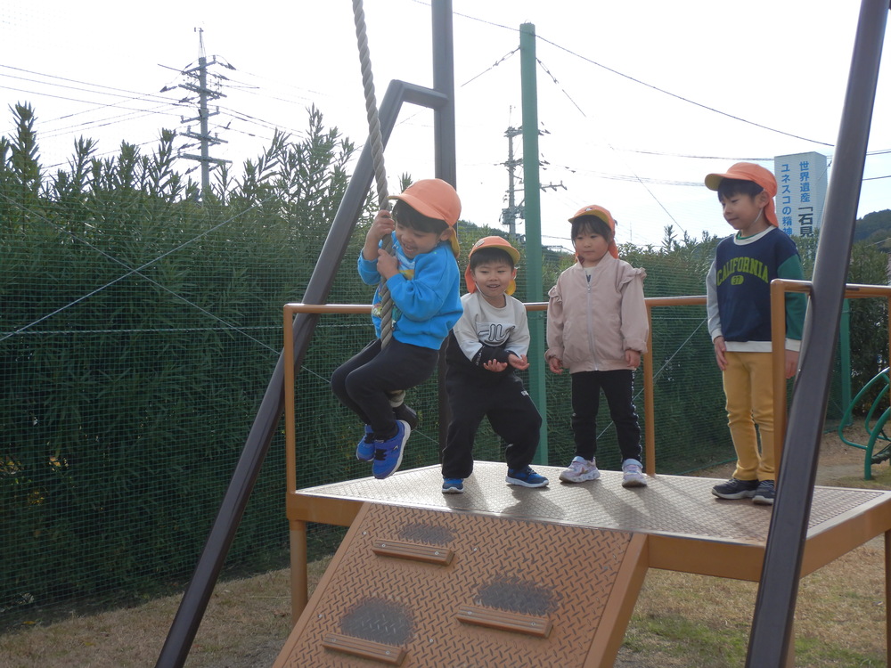 公園で遊んでいる様子 (4)