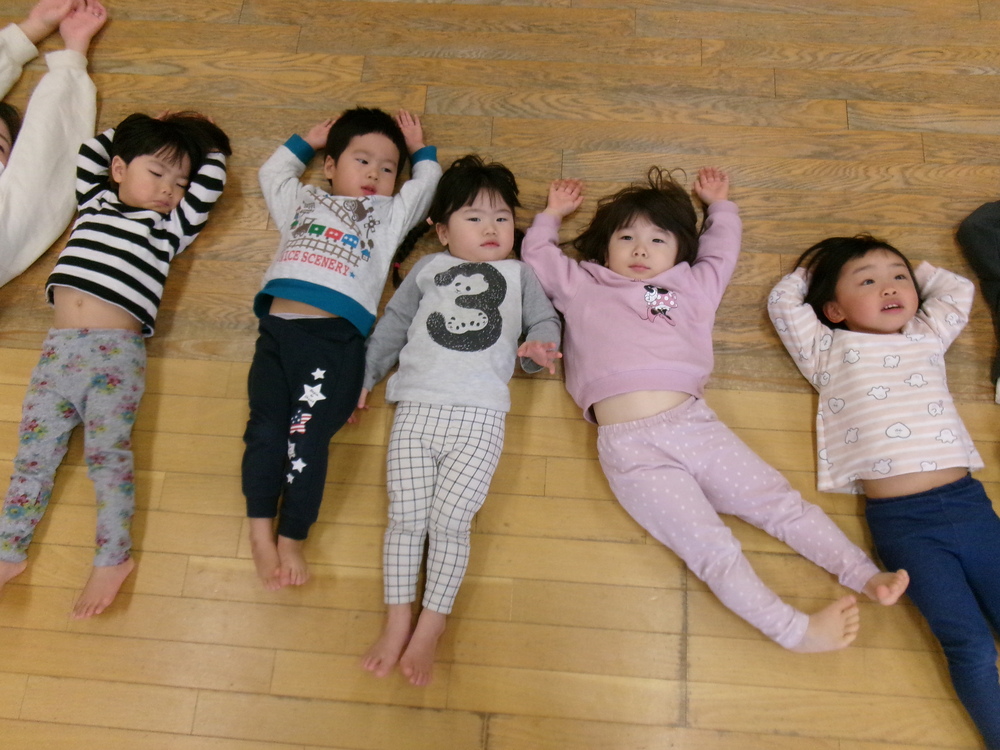 リズムをする子ども