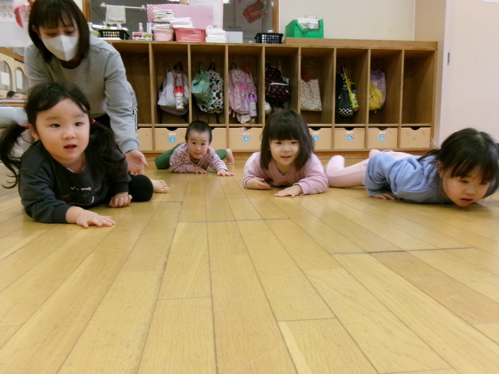 リズムをする子ども (3)