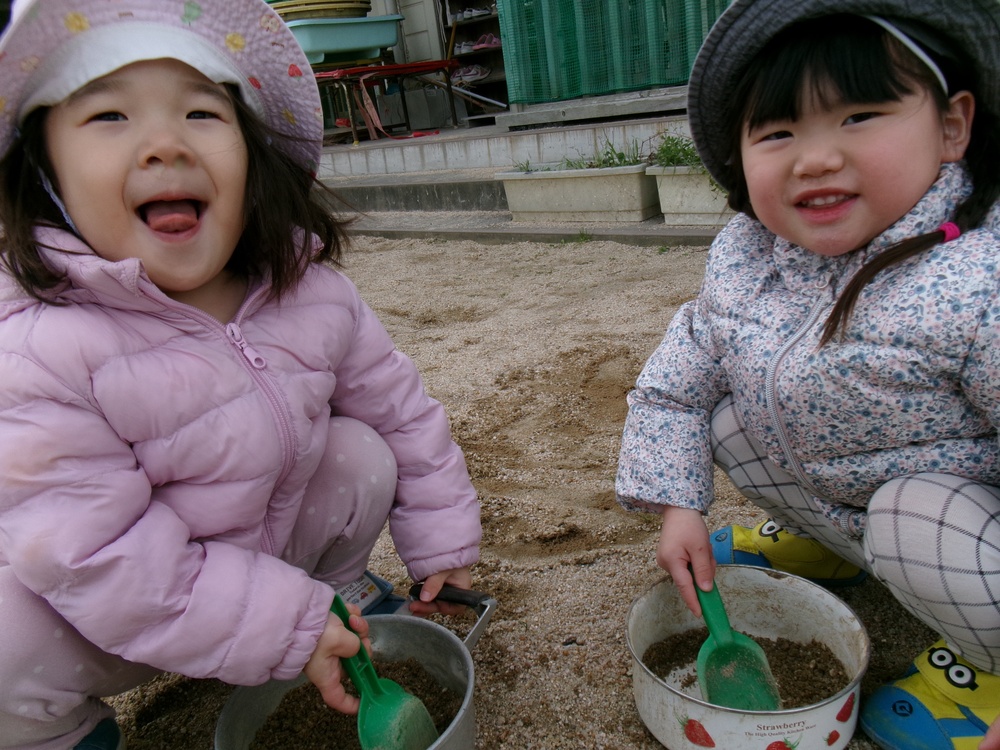 園庭で遊ぶ子ども (6)