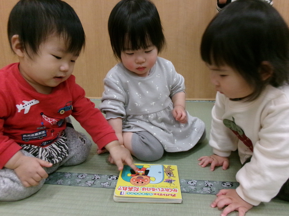 絵本を見る子ども