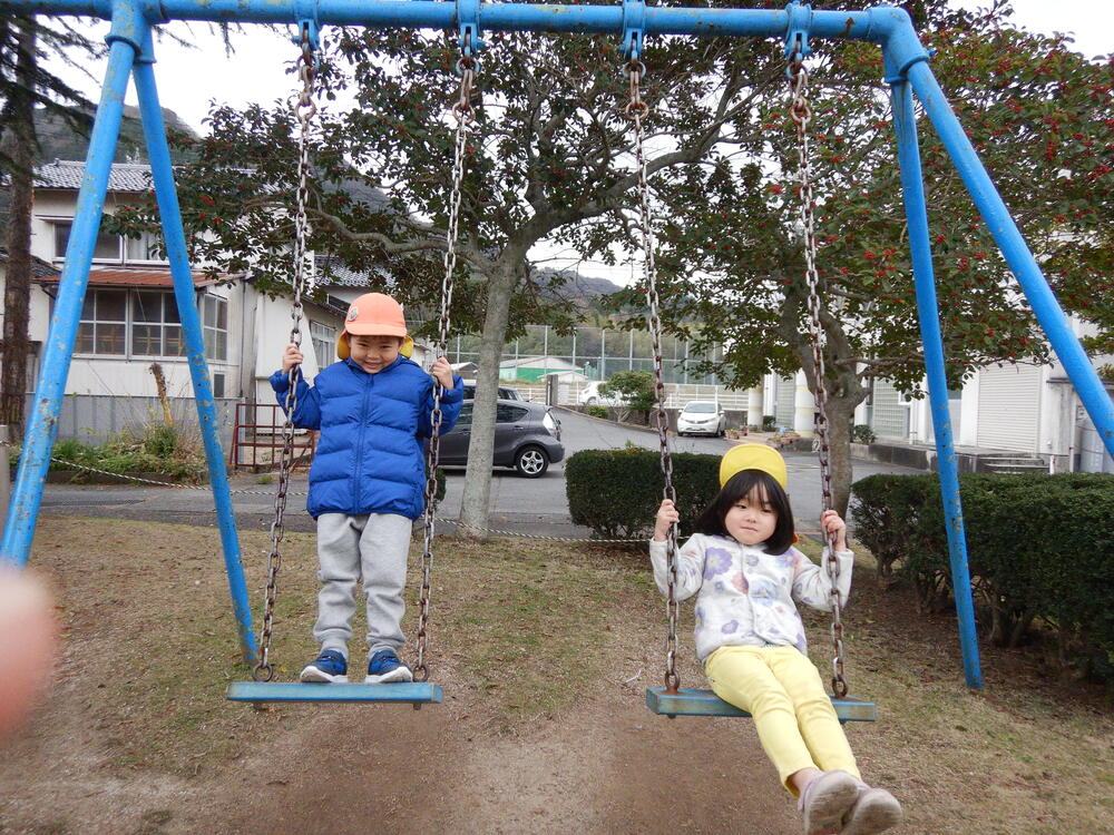 ブランコで遊ぶ子どもたち