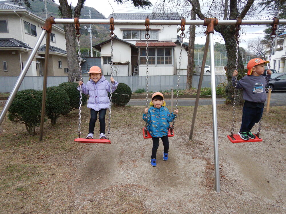 ブランコで遊ぶ子どもたち3