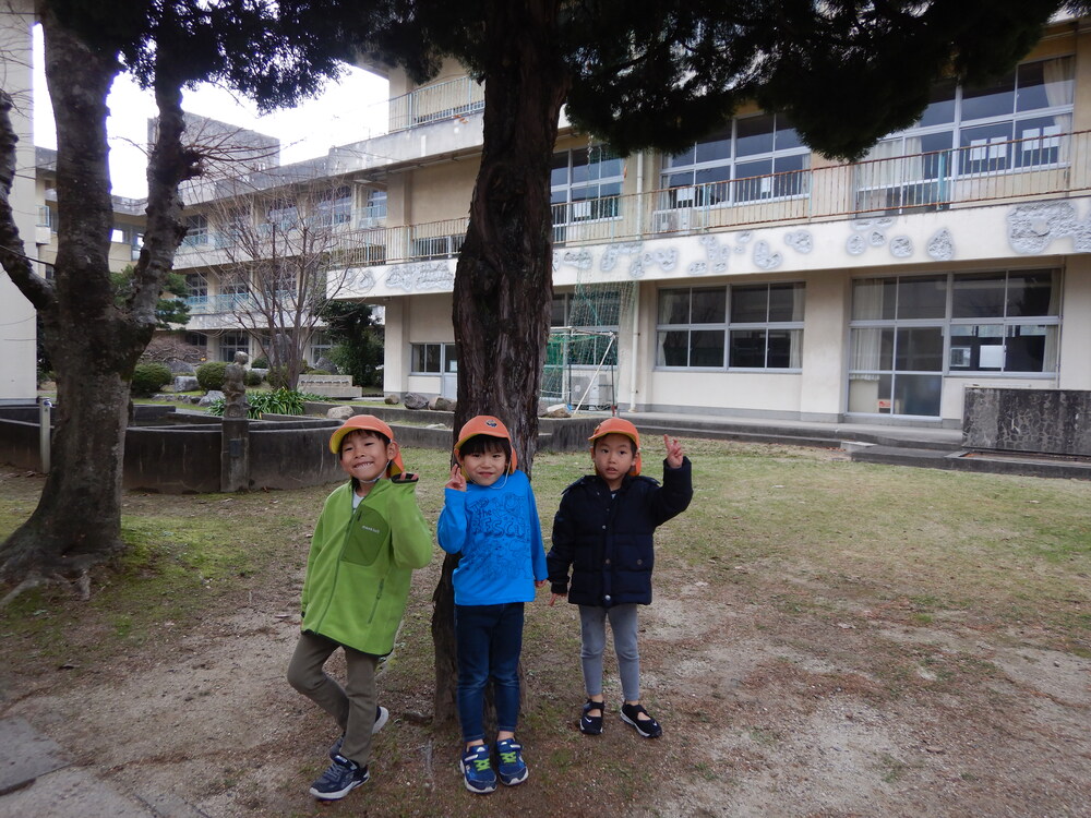 雨宿りする子どもたち2